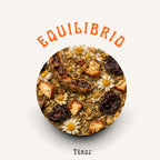 Tamarindo y hierbas en mezcla artesanal para digestión saludable.